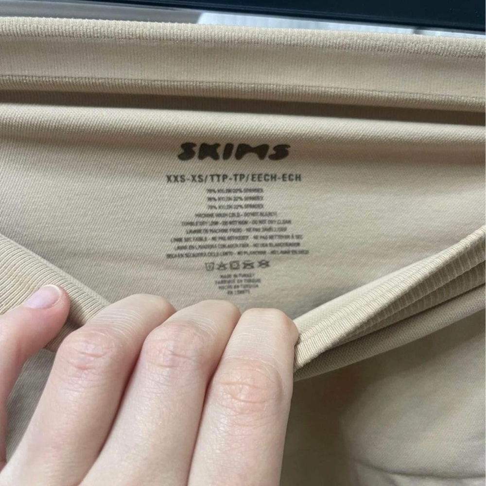 Skims shorts - Picture 2 of 2